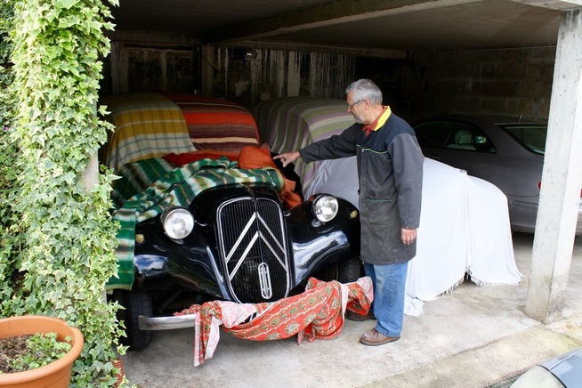 <p>FJONG HOBBY: Daniel Bodinier er veteranbilentusiast og villaeier. Han er ikke et sekund i tvil om at François Fillon er den beste, og neste, presidenten i Frankrike. FOTO: NORA THORP BJØRNSTAD, VG.</p>