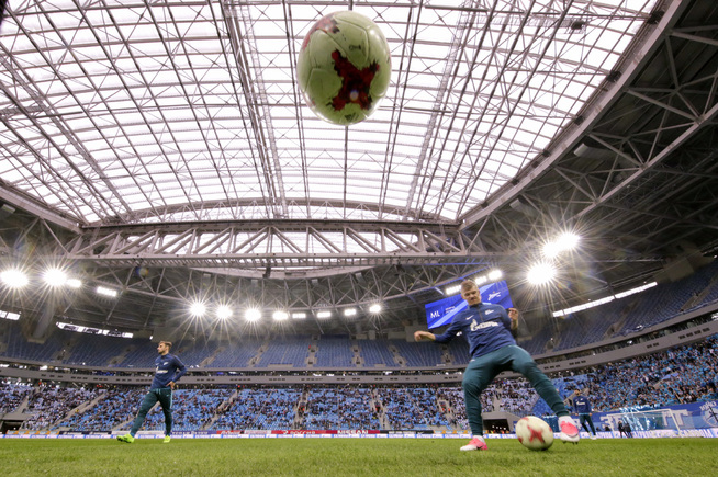 <p>OMDISKUTERT: Byggingen av VM-arenaen Krestovsky i St. Petersburg har tatt ti år. I april kunne det lokale laget Zenit endelig spille sin første kamp der. </p>