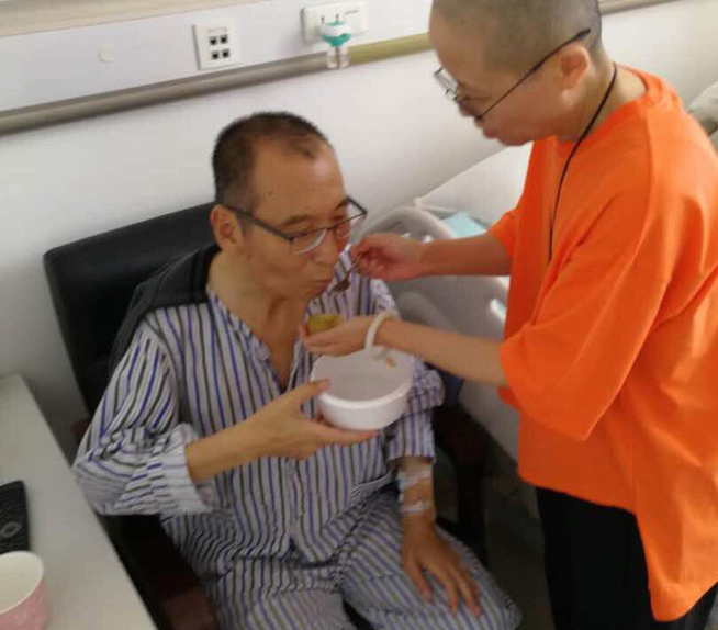 <p>SYK: Dette udaterte bildet som er gitt til Associated Press skal vise Liu Xiaobo, til venstre, sammen med sin kone Liu Xia på et sykehus i Kina, etter at han ble sluppet fra fengsel for å komme på sykehus. Fredsprisvinneren har leverkreft.</p>