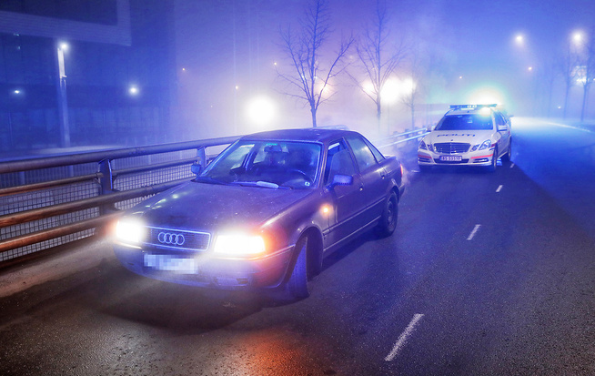 <p>ANTATT FLUKTBIL: Bilen som gjerningspersonene skal ha brukt i forbindelse med ranet, ble funnet på Fornebu kort tid etter hendelsen. FOTO: FRODE HANSEN, VG</p>