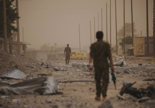 <p>FORSVARER DISSE: USA har gjort det klart at de vil forsvare soldater fra Syrian Democratic Forces (SDF), som her er på patrulje i utkanten av Raqqa i forrige uke.</p>