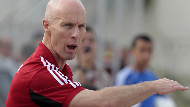 <p>HAR LANDSLAGSERFARING: Bob Bradley gestikulerer på sidelinjen i en kamp mellom Egypt og Libanon i mai 2012.</p>