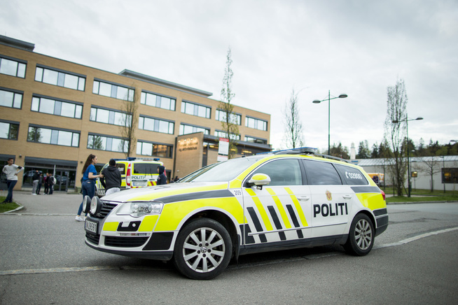 <p>BALLTRE OG JERNSTANG: Politiet avbildet ved en fritidsklubb på Furuset skole, der minst 20 ungdommer var involvert i et masseslagsmål fredag kveld. </p>