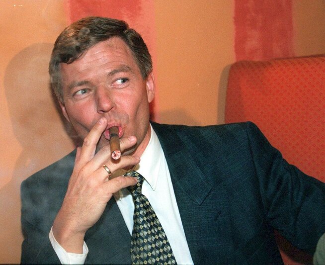 <p>HAPPY IN the CIGAR: Here is statsministerkandidat Kjell Magne Bondevik photographed under the KrFs valgvake in 1997. The christian democratic party has made one of their options any time and Bondevik became prime minister for a sentrumsregjering. Åthe year after the møtte he Fidel Castro in Geneva.</p>