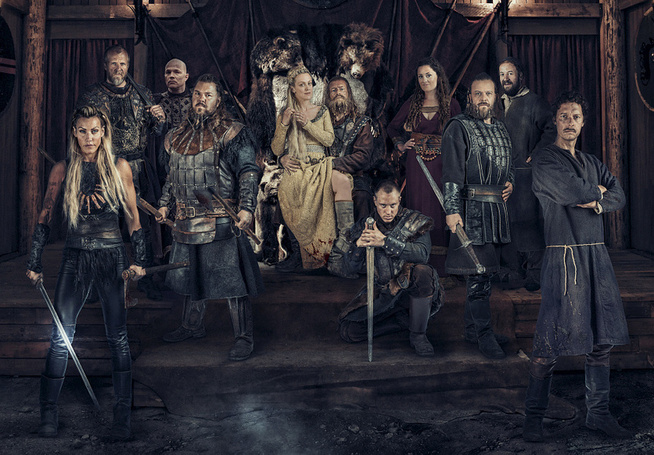 <p>SKUESPILLERNE: F.v: Silje Torp (Frøya), Mads Jørgensen (Viljar), Jon Øigarden (Jarl Varg), Nils Jørgen Kaalstad (Arvid), Mariann Saastad Ottesen (Hildur), Henrik Mestad (Høvding Olav), Mikkel Bratt Silset (Ragnar), Kristine Riis (Liv), Kåre Conradi (Orm), Øystein Martinsen (Kark) og Trond Fausa Aurvåg (Rufus).</p>