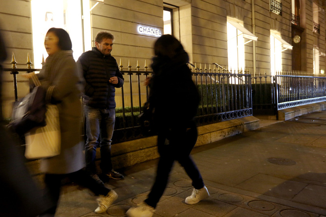 <p>TILBAKE: Mange av dem som passerer den tidligere tiggeren Jean-Marie Roughol på hans faste tiggerplass, kjenner ham igjen og hilser.</p>