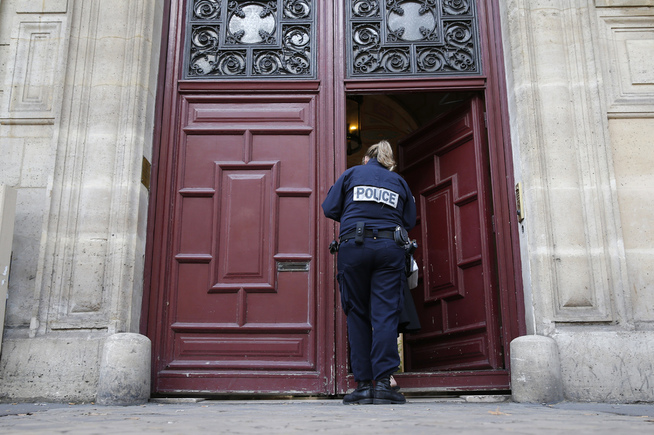 <p>LUXURY hotel: A commissioner keeps guard by the understatedé and luxuriousøse apartment hotel where Kardashian stayed in Paris on Monday.</p>