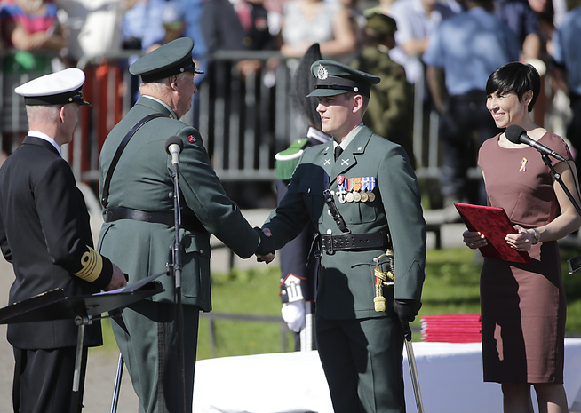 <p>GRATULERES: Kong Harald har akkurat festet Krigskorset med sverd på Espen Haugelands uniform. Til venstre: forsvarssjef Haakon Brun-Hansen. Til høyre: forsvarsminister Ine Marie Eriksen Søreide.</p>