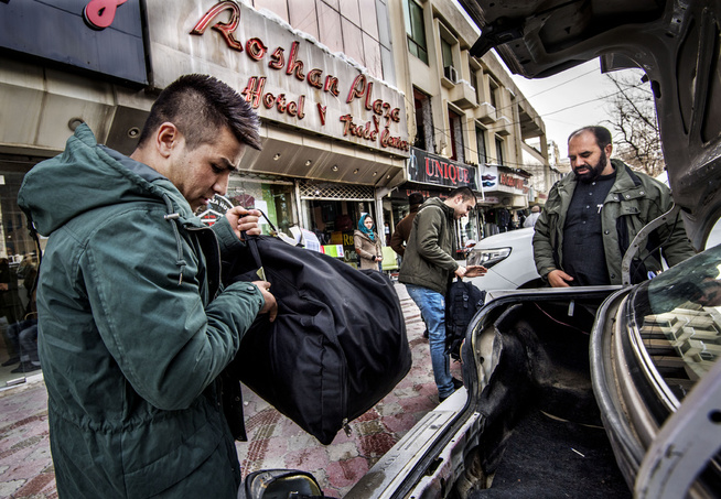 <p>RETURNERT: Afghanske flyktninger som er deportert fra Norge. Fv. Enaytullah Sultani (19) og Atawolla Khair Mohamad (23). Atawolla hadde med en liten ryggsekk etter fem år borte fra Afghanistan.</p>