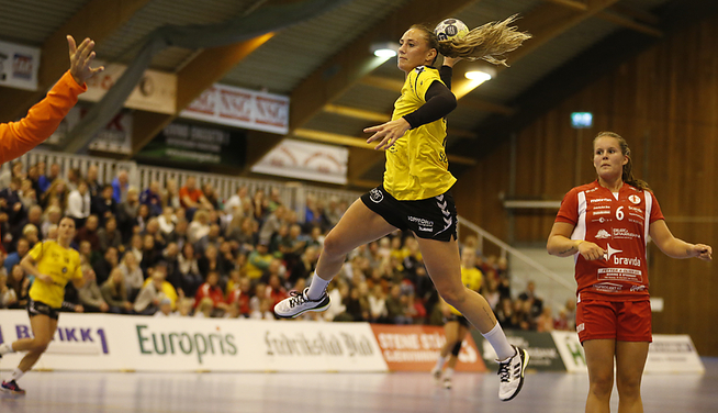 <p>TREG START: Sola har startet sesongen med to strake tap. Det hjalp ikke med tre Camilla Herrem-scoringer. Martine Moen (bak) og Fredrikstad vant fortjent.</p>