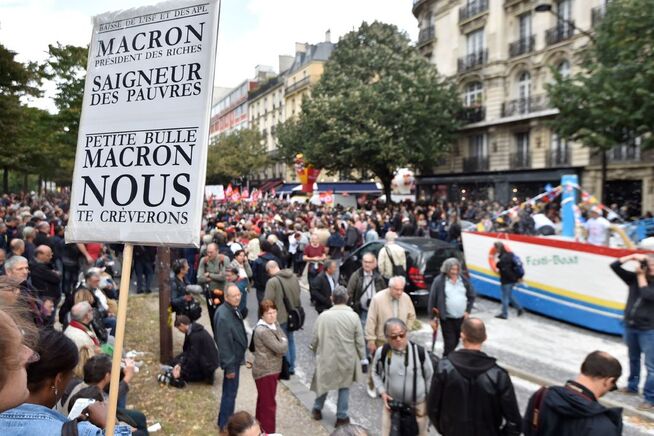 <p>KJEMPER MOT ENDRINGER: «Macron er de rikes president" og "Macron tapper blod fra de fattige» sto det på parolene i Paris. FOTO: AFP</p>
