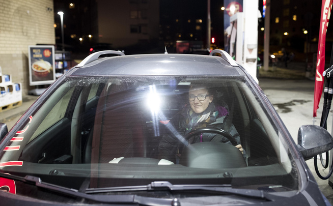 <p>VIL BYTTE BIL: Maria Skeie (28) må belage seg på å ta bussen til jobben i Asker tirsdag på grunn av dieselbilforbudet. Hun ønsker seg en hybrid-bil, forteller hun. FREDRIK SOLSTAD, VG</p>