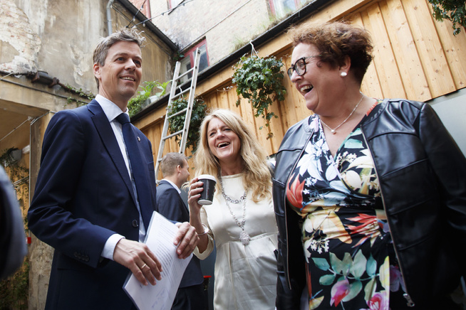 <p>FÅ KVINNER: Krfs generalsekretær Hilde Frafjord Johnsen sammen med den eneste kvinnen som ligger an til sikker plass på Stortinget, nestleder Olaug Bollestad, og KrF-leder Knut Arild Hareide, en av tre menn i samme posisjon. </p>