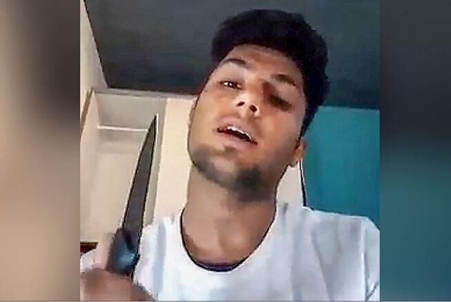 <p>VIDEO: Den 17 år gamle asylsøkeren Muhammad Riyad gikk til angrep med kniv og øks på et tog nær den tyske byen Würzburg i juli. Fire personer ble kritisk skadet. I denne videoen lagt ut på internett, hevder han følgende:</p> <p>– Jeg er en soldat fra kalifatet.</p> <p>IS tok på seg skyld for angrepet.</p>