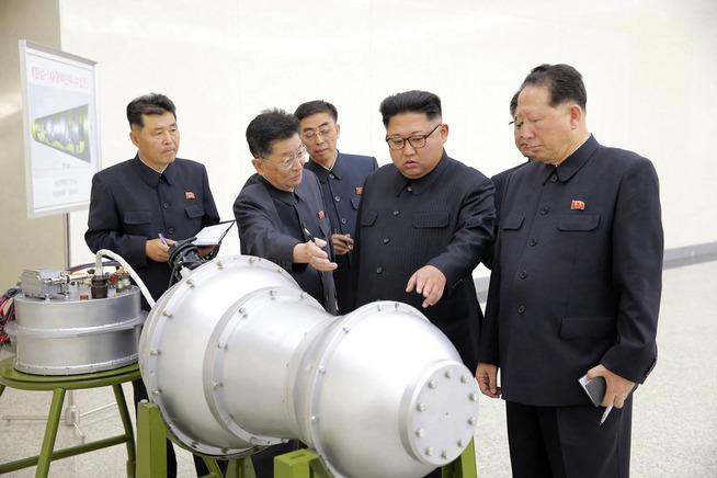<p>INSPISERER: Nord-Koreas leder Kim Jong-un, nummer to fra høyre.</p> <p> </p>