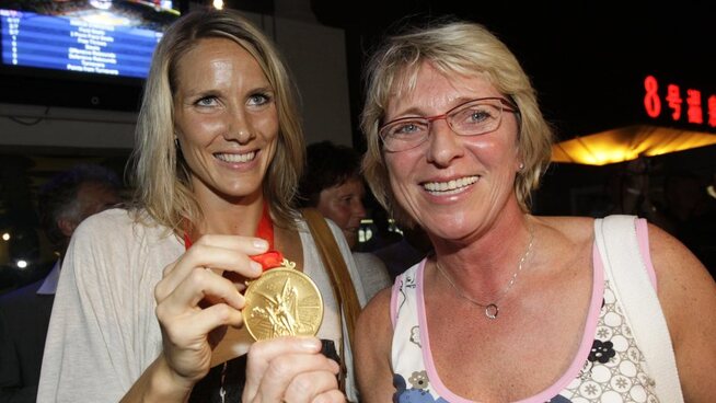 <p>GULLDUO: Gro Hammerseng-Edin (t.v.) og Marit Breivik viser stolt frem OL-gullet i Beijing i 2008.</p>