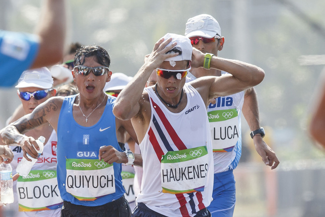 <p>«HOLD PÅ HATTEN!»: Det gikk unna med Håvard Haukenes under fredagens 50 kilometer kappgang. Her foran Adrian Blocki (Polen), Jaime Quiyuch (Guatemala) og italienske Marco De Luca.</p>