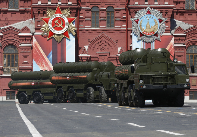 <p>KRIM-KONTROLL: Dette er S-400 «Triumf» bakke-til-luft-rakettsystemer - den samme typen Russland nå har utplassert på Krim.</p>