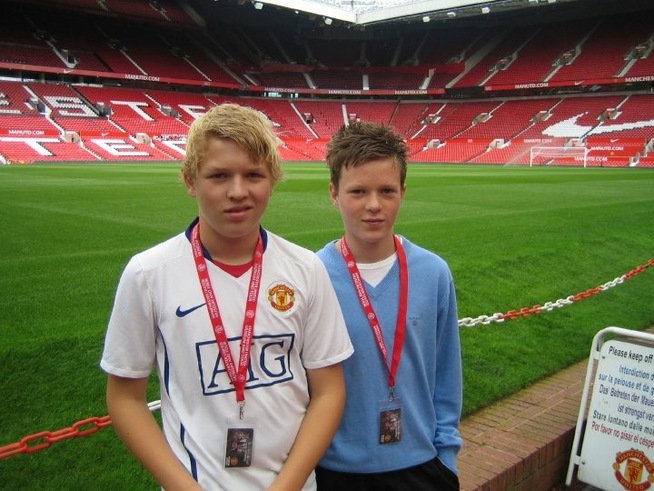 <p>GUTTA PÅ TUR: Kristian Dragsund Mork og Karsten Warholm i England for å se favorittlaget Manchester United slå Birmingham 1-0 i 2009. Det er kanskje ingen overraskelse at lynraske Ryan Giggs var Warholms største helt.</p>