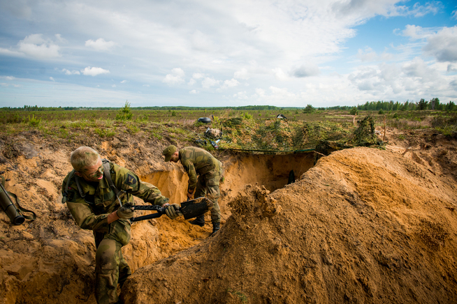 <p>HVERDAGSLIG: Forsvarets 2. bataljon under øvelse i Latvia i 2015. Disse soldatene har etter hvert fått god erfaring med å grave seg ned.</p>