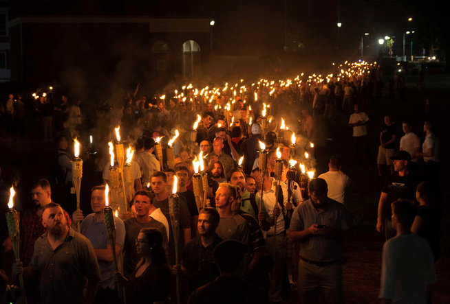 <p>FAKKELTOG: Natt til lørdag samlet hundrevis av hvite nasjonalister som bar fakler seg i byen mens de sang «white lives matter» og den Nazi-koblede frasen «blod og jord». </p>