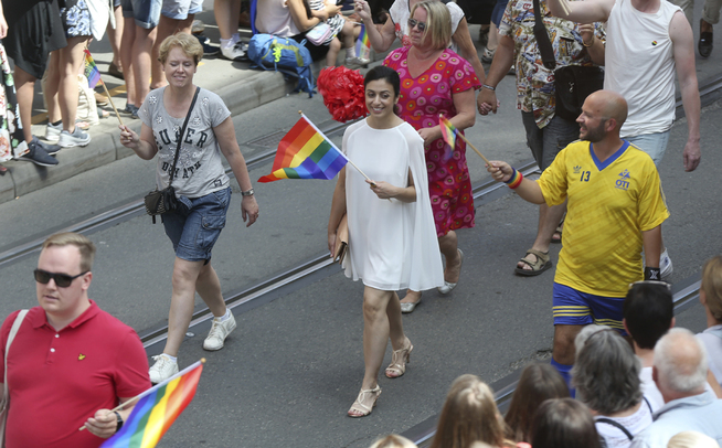 <p>I PARADEN: Ap-nestleder Hadia Tajik, her flankert av partifellene Marianne Aasen, Eirin Sund (bak) og Jon Reidar Øyan i gul skjorte under paraden i fjor.</p>
