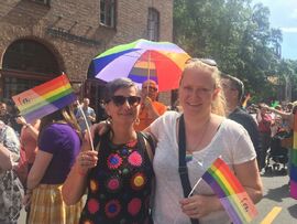 & lt; p & gt; Unni Erlandsen (49) and  Juliane Derry (38) think it is extra important  & # xE5; g & # xE5; in & # xE5;  circuit Pride parade in Oslo. & lt; / p & gt;