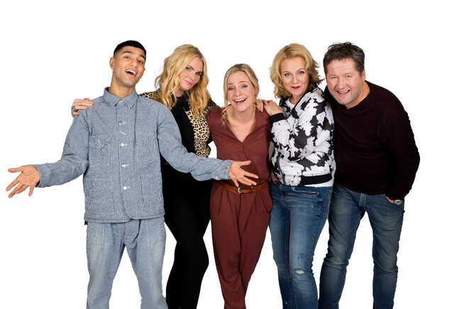 <p>TALENTJAKT: Solveig Kloppen med dommerpanelet i «Norske Talenter», Suleman Malik, Bjarne Brøndbo, Mia Gundersen og Linn Skåber.</p>
