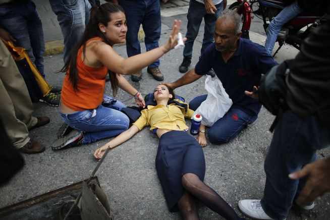 <p>TÅREGASS: Bilde fra en av demonstrasjonene i Caracas torsdag som viser en kvinne som ble slått ut av tåregass. </p>