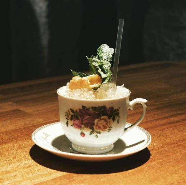 <p>DRINK I TEKOPP: Mer «Edinburghs» drink skal man lete lenge etter. Foto: Instagram @bramble_bar</p>