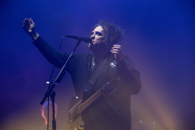 <p>I GODT HOLD: Robert Smith - legendarisk frontfigur for The Cure - ga alt i to timer og tre kvarter i Oslo Spektrum tirsdag kveld.</p>