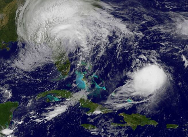 <p>JOSÈ TIL HØYRE: Her er den tropiske orkanen Irma mens den dundrer over Florida mandag, tett fulgt av den noe mindre Josè til høyre, som ikke når land i USA. Den kommer imidlertid nordover, og kan bli dratt inn i vestavindsbeltet og gi uforutsigbart kraftig regnvær her mot neste helg.</p>