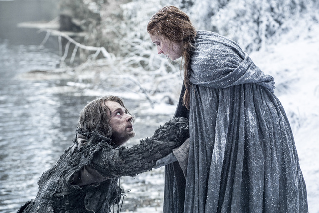 <p/> <p>HOPPET TIL FRIHET: Theon Greyjoy (Alfie Allen) og Sansa Stark (Sophie Turner) hoppet fra muren på Winterfell og rømte fra Ramsay Bolton. I sesong seks fikk Sansa sin hevn over sadisten og voldtektsmannen Ramsay ved å kaste ham til hundene. Theon er tilbake hos sin søster Yara.</p>