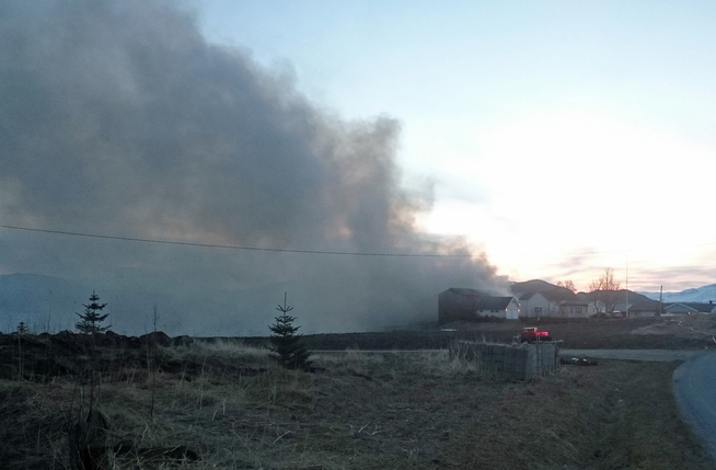 <p>STORBRANN: Røyken veltet fortsatt ut av fjøset på Fenes da dette bildet ble tatt ved 05-tiden tirsdag morgen. </p>