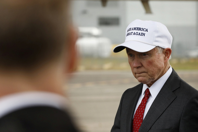 <p>MANN FOR SIN HATT: Senator Jeff Sessions støttet tidlig Donald Trumps kamp for å bli USAs neste president.</p>