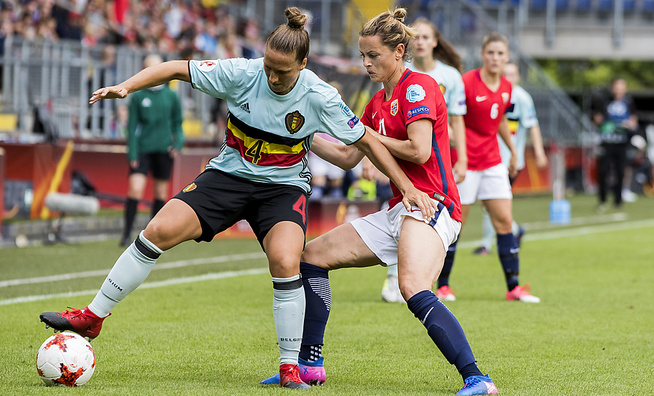 <p>69 LANDSKAMPER: Nora Holstad Berge i duell med belgiske Maud Coutereels under EM i Nederland.</p>