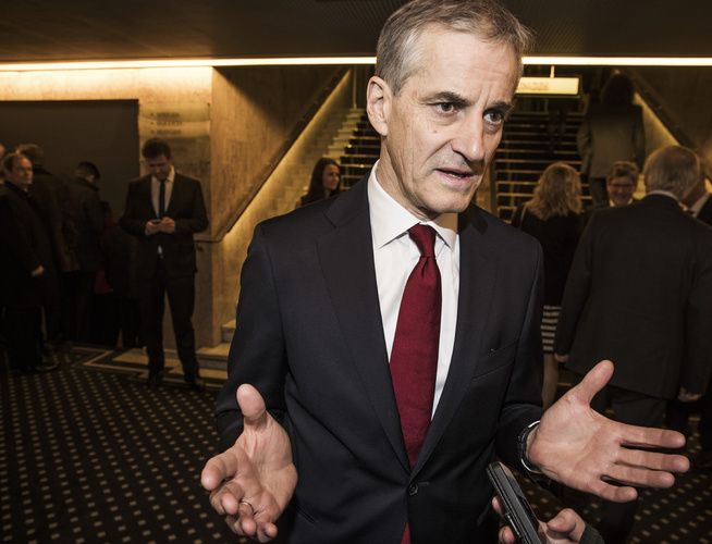 <p>KREVER ÅPENHET: Ap-leder Jonas Gahr Støre mener regjeringen må offentliggjøre Riksrevisjonens avgraderte sammendrag.</p>