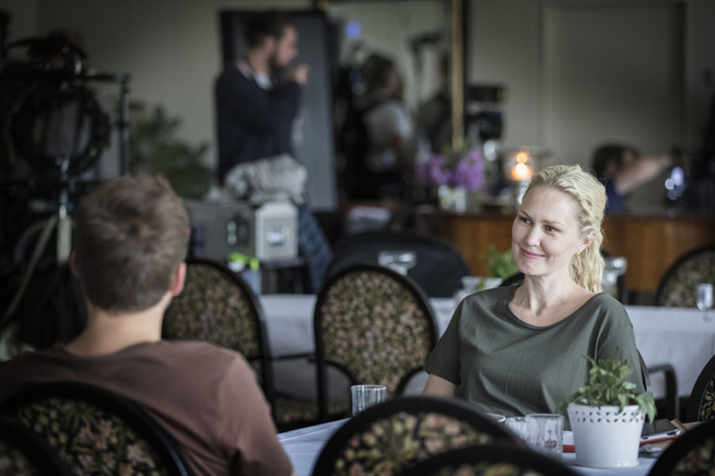<p>MOTSPILLER: Ellen Dorrit Petersen spiller Tobias' etterforskerkollega i «Grenseland». Her venter de i et hotell i Halden mens neste scene rigges.</p>