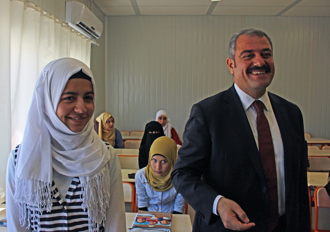 <p>STOLT: Leder for det tyrkiske krisedirektoratet AFAD, Mehmet Halis Bilden, sammen med en av jentene på skolen i flyktningleiren i Osmaniye.</p>
