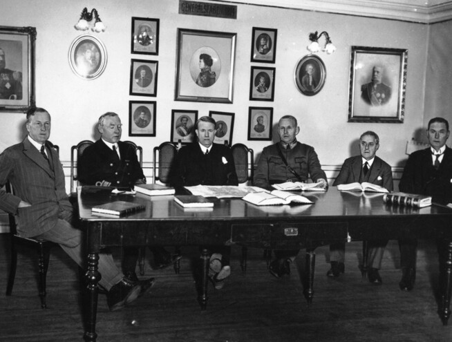 <p>FORSVARSMINISTER QUISLING: Statsråd Vidkun Quisling, her fotografert sammen med sin stab i Forsvarsdepartementet i Oslo 19. januar 1933 – halvannen måned før han og resten av regjeringen måtte gå av.</p>
