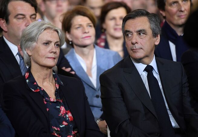 <p>ASSISTENT? Det er Fillons britiske kone Penelope (t.v.) som skal ha mottatt mer enn fire millioner kroner for en jobb hun ikke har utført. FOTO: Eric Feferberg/ AFP</p>