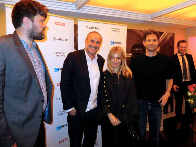 <p>HYLLET MAGNUS: Sienna Miller og hennes regissør-kjæreste Bennett Miller.</p>
