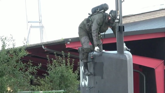 <p>TOK SEG INN: Flere teknikere fra politiet, utstyrt seg med drakt og vernemaske, tok seg omkring klokken 9.45 ned i fartøyet.</p>