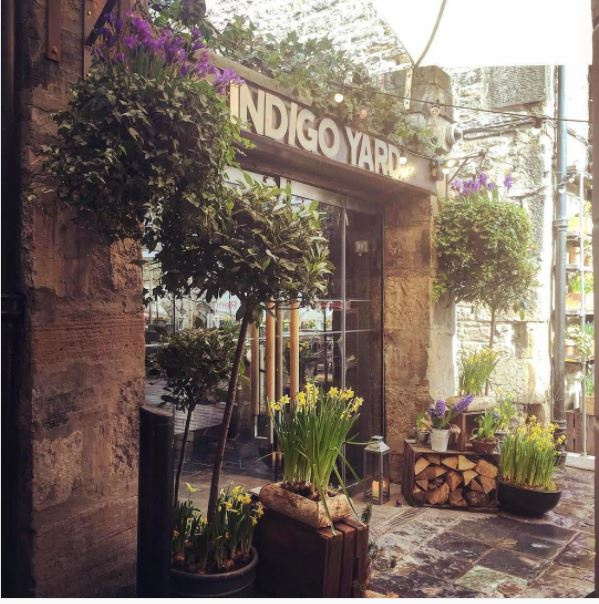 <p>GRØNT OG SKJØNT: Indigo Yard serverer mat og drikke i en koselig bakgård fylt til randen med busker og trær. Foto: Instagram @indigoyardedinburgh</p>