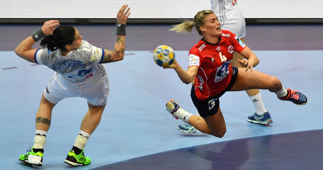 <p>STERK: Veronica Kristiansen var den største norske trusselen mot Frankrike i 1.omgang. Her er hun i aksjon mot Frankrike i EM.</p>