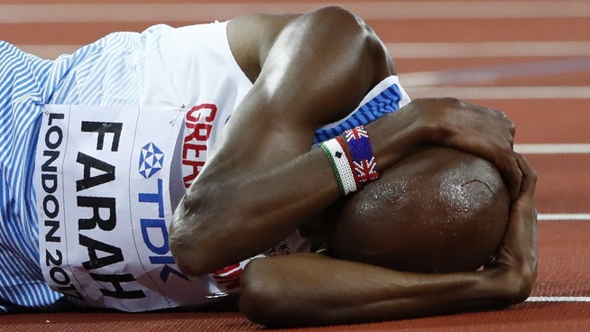 <p>UTSLÅTT: Mo Farah ble liggende å vri seg i skuffelse på banen etter målgang.</p>