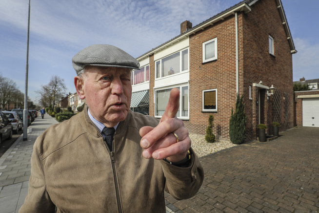 <p/> <p>SKREMT: Frans Von Dam går tur foran huset i Venlo der Wilders vokste opp. 87-åringen sier Geert Wilders miner han om Hitler, og vil aldri stemme på han.</p>