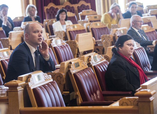 <p>NERVEPIRRENDE: Stortinget behandler tvangssammenslåing av flere kommuner. Ingebjørg Godskesen sitter til høyre i bildet. En rad over til venstre sitter Sp-leder Trygve Slagsvold Vedum.</p>