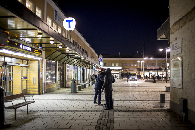 <p>OPPRØRET OVER: Rinkeby torsdag kveld. FOTO: GUSTAV MÅRTENSSON, VG </p>