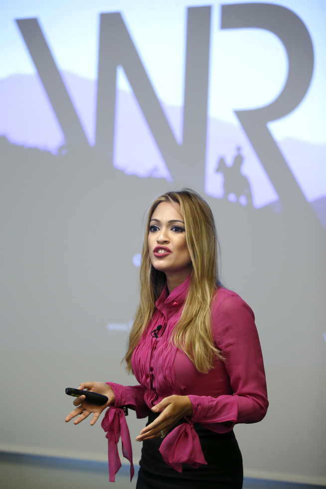 <p>FNYSER: Tasmin Lucia-Khan, her avbildet under børsnoteringen på Oslo Børs i januar i fjor, fnyser av Ryan Wiiks påstander.</p>